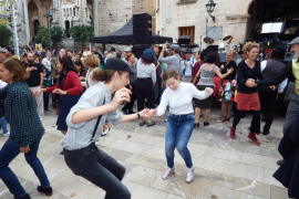 Swingtast anima el centre amb música, ball i gastronomia