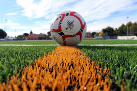 Cort finançarà amb 500.000 euros la gespa i il·luminació LED en la rehabilitació de l’Estadi Balear