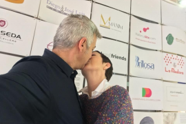 Organitzen un 'photocall' de besades per reflexionar «sobre el que és estimar»