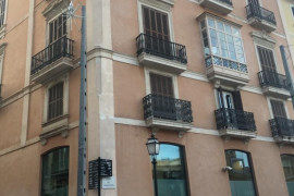 Ciudadanos demana la retirada del llaç groc del balcó de MÉS per Mallorca al Parlament