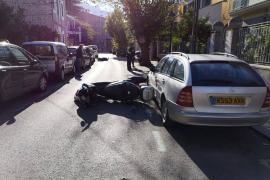 Un motorista envesteix a la Policia Local en un control i dos agents resulten ferits