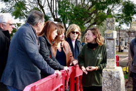 Armengol visita la Fossa de Santa Maria i diu que «continuaran obrint fosses per tancar ferides»