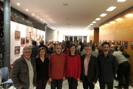 Armengol, Garrido i un grup de membres de l'agrupació local del partit durant el sopar d'aniversari.