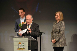 El poeta Antoni Vidal Ferrando en un moment del seu discurs. L'escriptor i mestre va rebre el distintiu de la mà de Llorenç Galmés (PP), batle de la localitat.