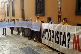 La Plataforma Antiautopista protesta davant Armengol i el ministre Ábalos