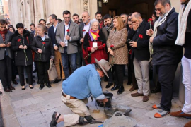 Col·loquen una pedra de la memòria en honor a Emili Darder