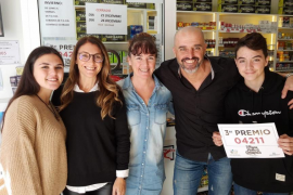 Els propietaris de l'administració de Sa Coma, al costat de la seva família