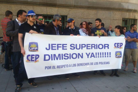 El representant de la Unió Federal de Policia, José Evaristo Búrdalo, ha explicat que aquesta situació està motivada, principalment, perquè el cap superior «està absent durant grans períodes de temps de les funcions que li són pròpies»