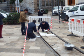 Reparen l'empedrat de Plaça