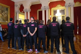 Treballadors d'IB3 van al Parlament a demanar «igualtat salarial» i la consideració de «personal públic»