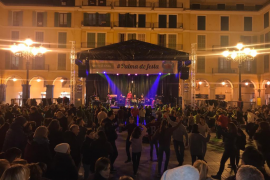 Imatge de la revetla de ball de bot celebrada durant els foguerons de la Plaça Major de Palma.