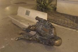 Tornen a atacar l’estàtua del poeta Vicent Andrés Estellés a Burjassot