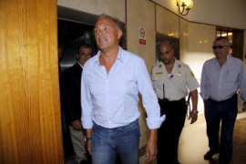 En l'acte que ha dictat Castro per exercir el procediment abreujat, el magistrat assenyala que «molt poc temps» després de ser nomenat membre de la Junta Rectora del Consorci, l'empresa 'Tubos i Bloques Fiol SL' va entrar en funcionament amb Palerm com a conseller d'aquesta i un 10% de participacions. 