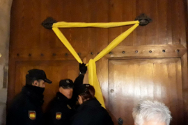 [VÍDEO] La policia espanyola intenta provocar els manifestants retirant un llaç groc a la concentració de Palma