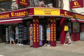 Demana en català en un estanc del Port de Pollença i l'insulten i li exigeixen que parli castellà