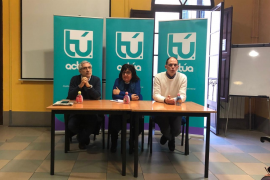 Gaspar Llamazares (esquerra), fundador d'Actúa, ha assistit a l'acte polític 'Política per a la democràcia' en el Centre Flassaders.