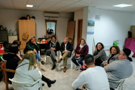 Virgilio Moreno, batle d'Inca i candidat a la reelecció, s'ha reunit amb els veïns de la barriada de les Vies del Tren.