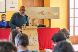 Miquel Ensenyat durant la seva intervenció a l'assemblea.