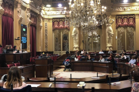 Periodistes apoven «simbòlicament» en el Parlament tenir el 'Dia de la Dona Comunicadora'