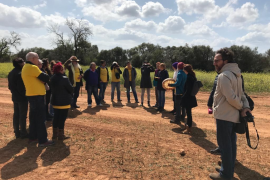 Acció poètica de la Plataforma Antiautopista a peu d’obra de l’autopista Llucmajor-Campos