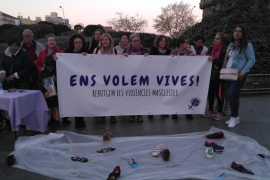 Una cinquantena de persones assisteixen a Palma a una concentració feminista que es repetirà el 25 de cada mes