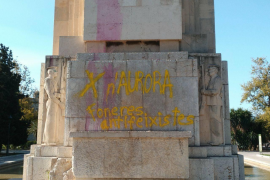 Una pintada a sa Feixina en lila i groc recorda Aurora Picornell