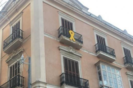 El PP s'uneix a Ciudadanos i insisteix que es retiri el llaç groc del balcó del despatx de MÉS