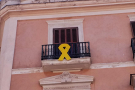 La Junta Electoral ordena a MÉS, al Parlament i Cort a retirar els llaços grocs