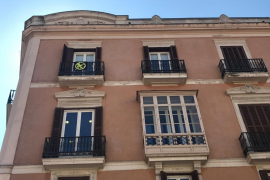 MÉS substitueix el llaç groc del Parlament pel 'sinsajo' de 'Els Jocs de la Fam'