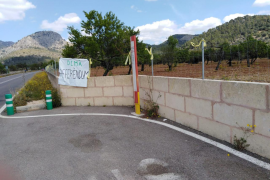 Imatge de la finca de Valldemossa amb els llaços grocs.