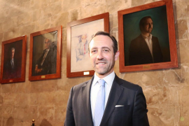 Santiago diu que Bauzá no compleix els requisits per a no estar al capdavant de la seva farmàcia