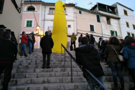 Acte contra la simbologia franquista a Bunyola. Fotografia de Gori Estarellas