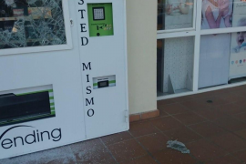 [VÍDEO] Trenquen un vidre a la farmàcia de Bauzá i aquest assenyala Podem