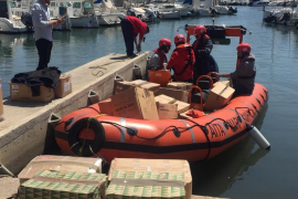 Emaya dóna més de 2.000 peces de roba per embarcar en el vaixell 'Aita Mari'