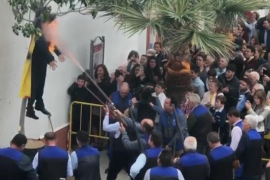 [VÍDEO] Afusellen un ninot que representa Puigdemont a un poble de Sevilla