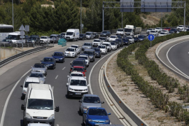 Un camió formigonera bolca a la Via de Cintura i provoca retencions quilomètriques