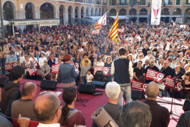 Moment de la lectura del manifest a la Plaça Major de Palma.