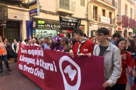 Josep de Luis, president de l'OCB, ha encapçalat el passa carrers. Durant el seu parlament ha defensat la necessitat de no retrocedir en la defensa dels drets cívics.