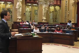 El diputat de PP Álvaro Gijón durant el Ple del Parlament d'aquest dimarts.