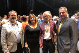 Biel Majoral acompanyat de la consellera i el president de l'OCB