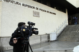 Els detinguts són l'excap del departament d'Activitats de Cort —ara funcionari del Consell de Mallorca—, l'advocat J. O. i l'enginyer G. O., vinculats amb la tramitació d'expedients de l'Ajuntament, segons informa UH.