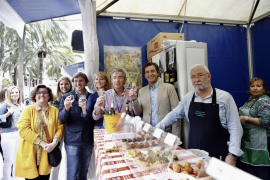 Isern i la resta de candidats del PP fan un vinet en una paradeta de les 'cases regionals'.