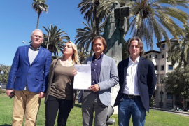 Vox es compromet davant de notari a derogar la Llei de Normalització Lingüística i vol censurar els manuals escolars