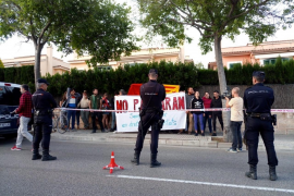 Crits de «No passaran!» davant les portes de l'acte central de VOX