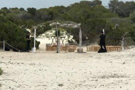 Comencen els abusos: celebren unes noces damunt les dunes d'es Trenc