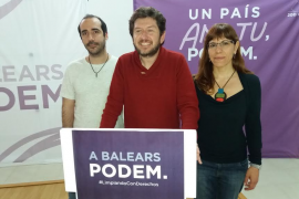 El secretari general de Podem, Alberto Jarabo, juntament amb la secretària política, Laura Camargo, i del secretari d’Organització, Alejandro López.