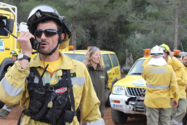 Agents i els Bombers es desplacen a Sant Antoni per a sufocar un incendi agrícola