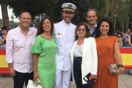 Bauzá apareix a una jura de bandera per a civils vestit de militar