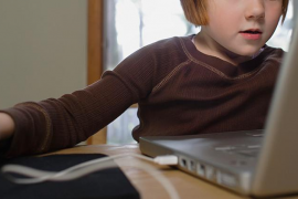 Un de cada 4 joves veu porno abans dels 13 anys i el primer accés s'avança als 8 anys