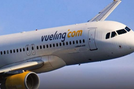 Una hostessa de Vueling li diu a una passatgera: «Te estoy diciendo que me hables en español. Porque yo no hablo catalán»